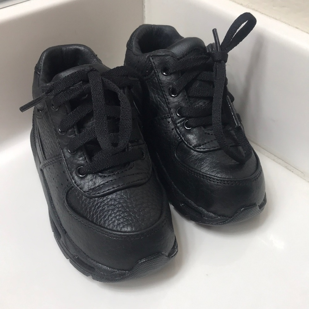 Boys Nike Air Goadome size 7